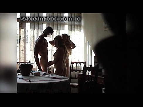 ❤️ Sexu-lagunek gizon erraldoi bat eta hirukote batera gonbidatzen dituzte berarekin Kalitatezko sexua gurean eu.milf300com.ru ❤