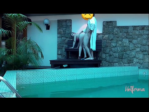 ❤️ Boss neskamea igerilekura gonbidatzen du, baina ezin izan dio beroari eutsi Kalitatezko sexua gurean eu.milf300com.ru ❤