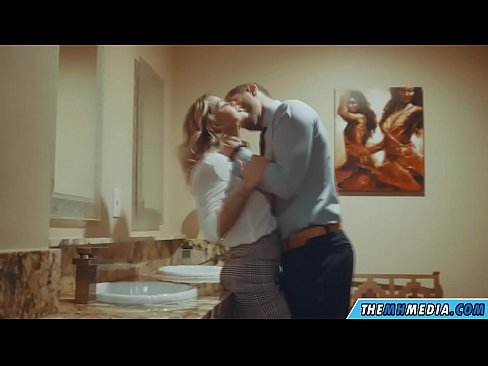 ❤️ Ilehoria busti batek komun publiko batean seduzitzen zaituenean Kalitatezko sexua gurean eu.milf300com.ru ❤